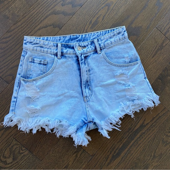 NEW White Wash Jean Shorts 💙 - Picture 8 of 11